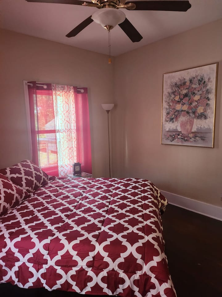 Dhoma e gjumit 2 me krevat dopio "queen" në katin kryesor