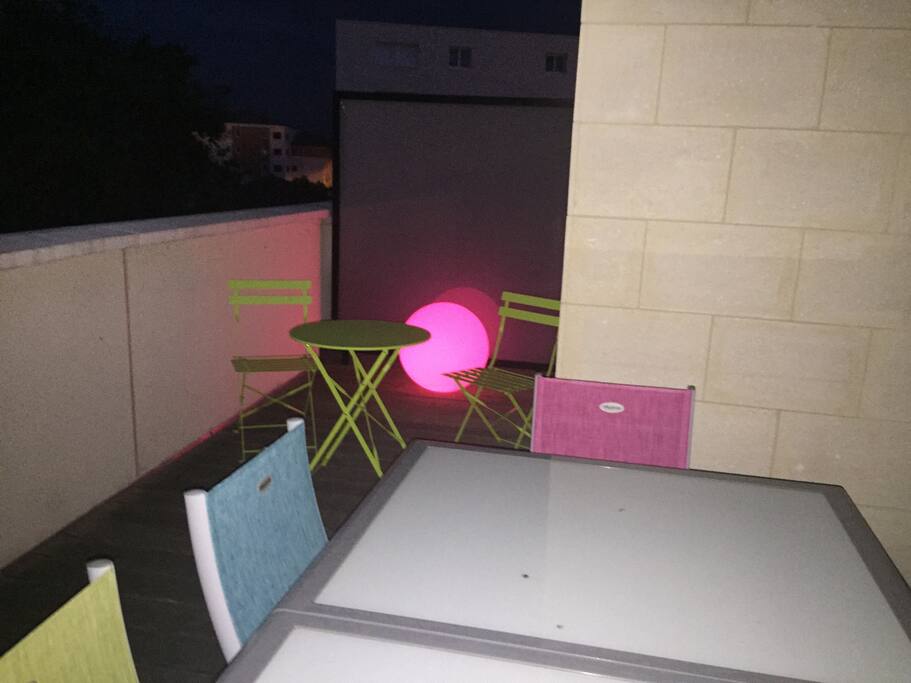 Terrasse le soir .