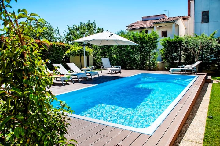 Villa Francesco - Apartment With Terrace And Pool - 로빈