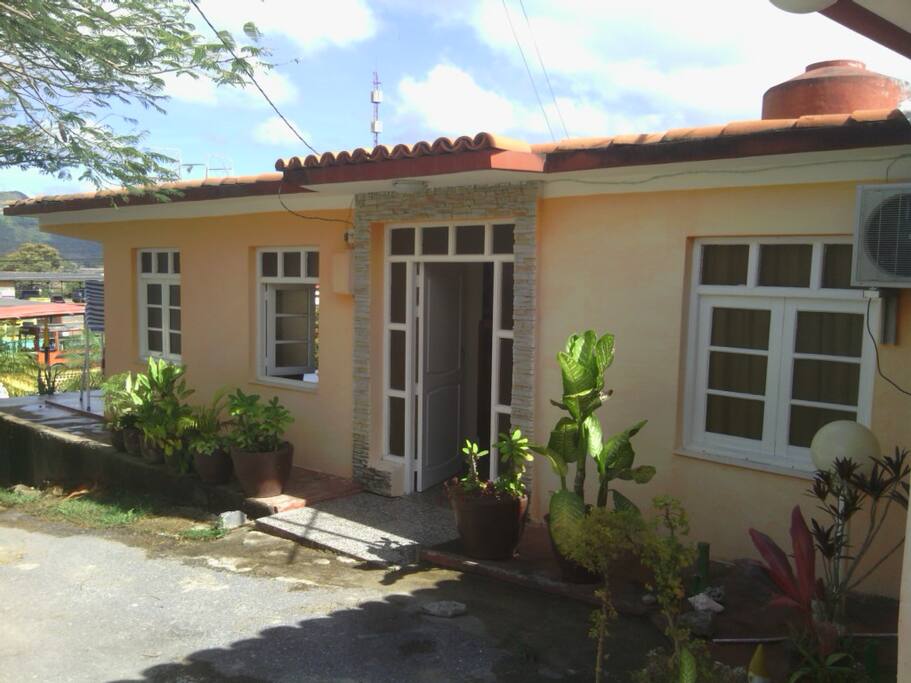 parte del patio de la casa y el parqueo