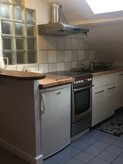 Cuisine réfrigérateur avec 1 compartiment congélateur, 4 plaques vitro, un four électrique, évier inox, machine à laver la vaisselle.