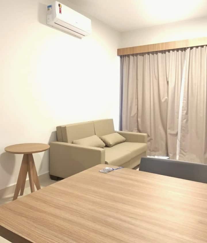 Dhoma e ndenjjes me ajër të kondicionuar dhe divan krevat.