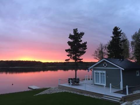Cosy private cottage right by the ocean