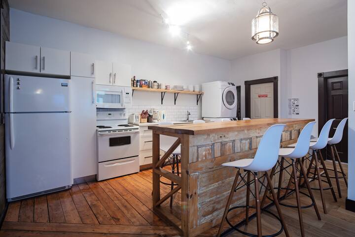 Quality, clean, central, fastest wifi available gallery image 4