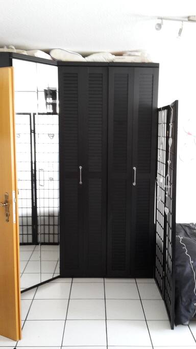 Großer Eckkleider-Schrank mit Spiegel und Licht