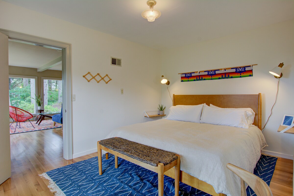 Спална соба 1 - Главно ниво со брачен кревет (широк 180-220 см)