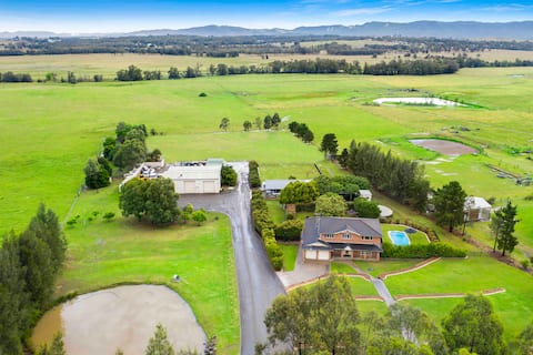 Feed  Alpacas, vineyards, 5br, fire pit, king bd