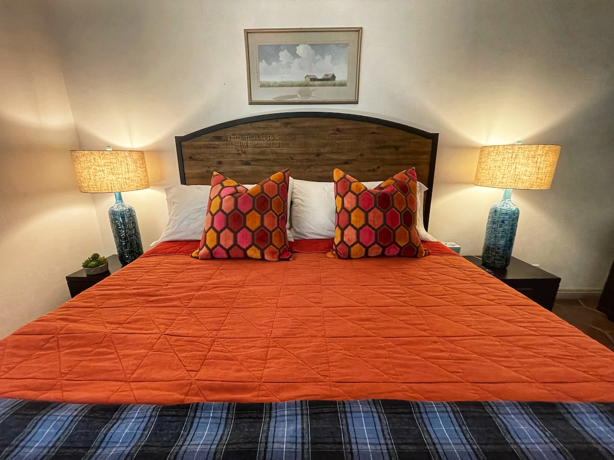 Úplne nová posteľ California King so všetkými bavlnenými obliečkami a prikrývkami a páperovými vankúšmi. 