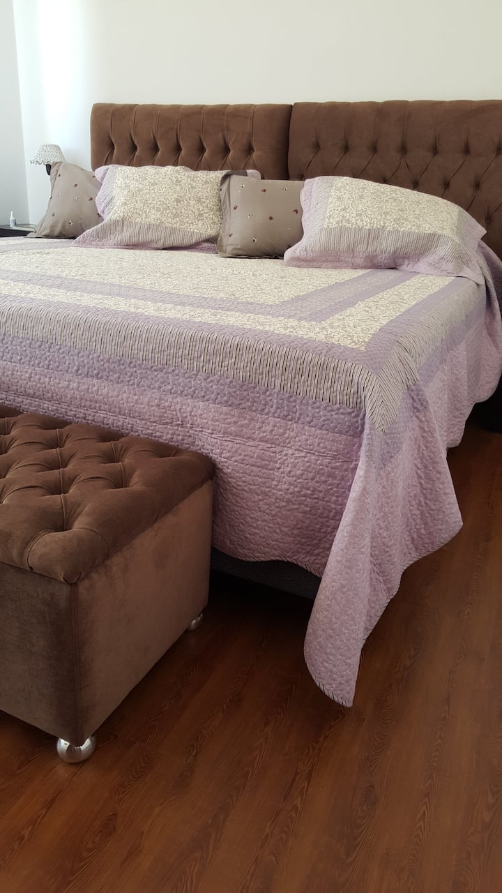 卧室1张加大号双人床或2张带32英寸电视的单人床