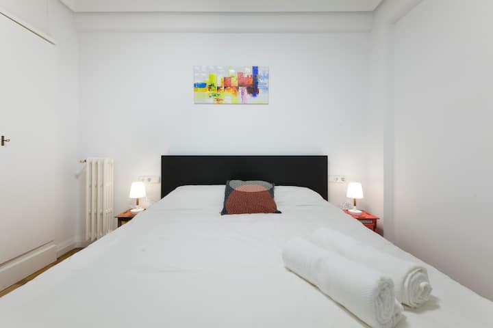 第三间客房，双人床，室内