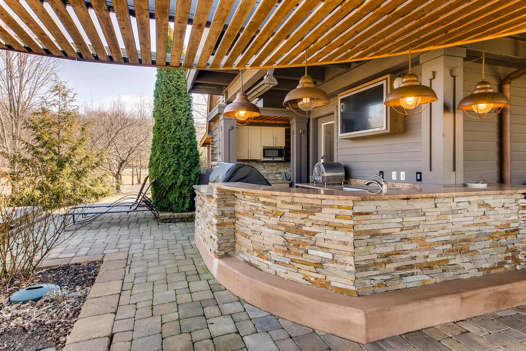 Outdoor Bar with Full Kitchen with Flat Screen