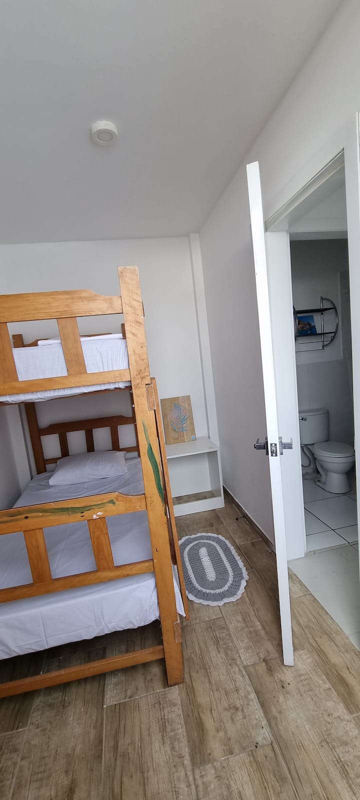 Спална соба 5, лоцирана на третото ниво , веднаш до пералницата. Има 1 дрвена колиба со 1 и пол седишта, сопствена бања со тоалет.