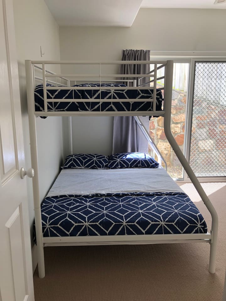 Spavaća soba u prizemlju (4)