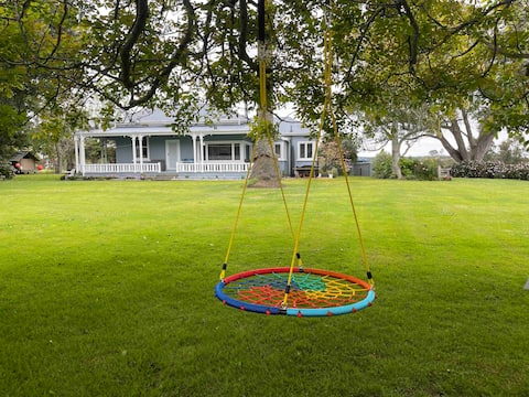 Cheerful cottage with sea views.