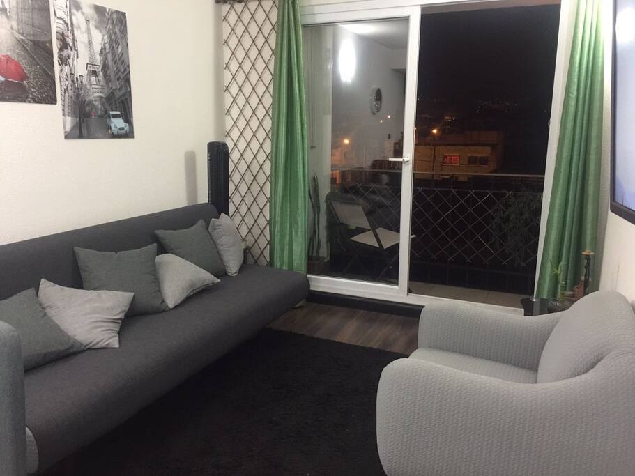 Living room and balcony / Sala de estar y balcón