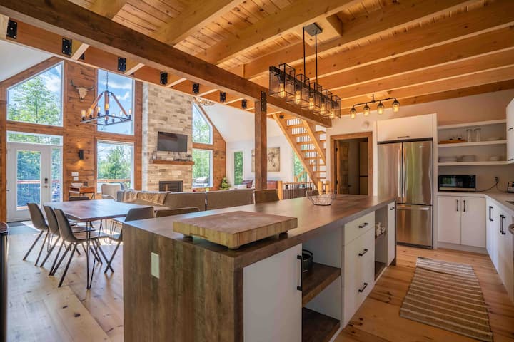 Nature chalet near Owls head with spa+fireplace.