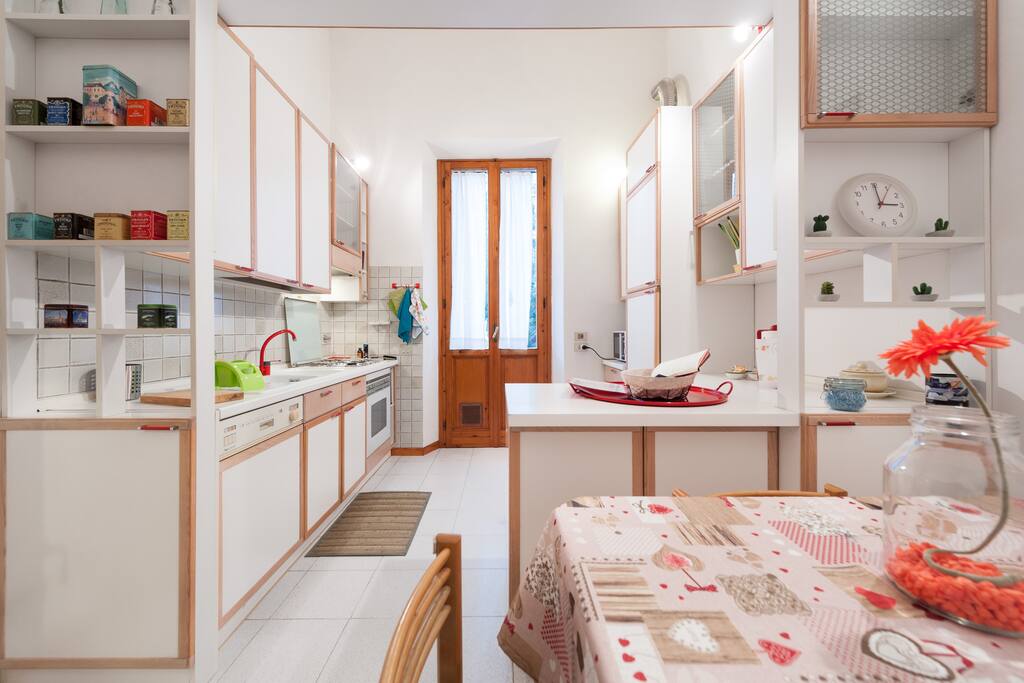 "I’ve been traveling Europe for 3 months and this is by far the best airbnb I have stayed at throughout my trip... " ***** Alexandra -Novembre 2017