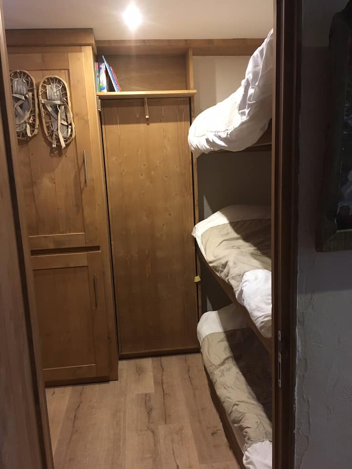 ห้องพักหมายเลข 3
เตียง 3 ชั้นขนาด 90 x 200 ซม. พร้อมเตียงเสริมในขนาด 90 x 200 ซม. ที่เอียงจากกำแพงไปยังพื้นขนานกับเตียงล่าง
เตียงที่ความสูงกลางและชั้นบนมีตาข่ายป้องกันการตก 