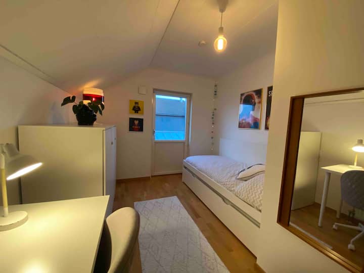 Spálňa 4 na hornom poschodí. Dve jednolôžka vo forme rozkladacej postele. 