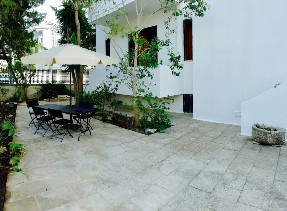 Giardino con barbecue