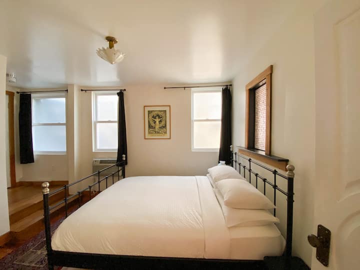 เตียงควีนไซส์สะอาดกรอบและสะดวกสบาย