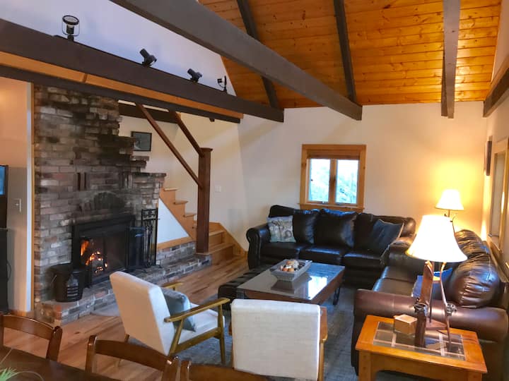 Една од двете дневни соби, оваа има камин на дрва.