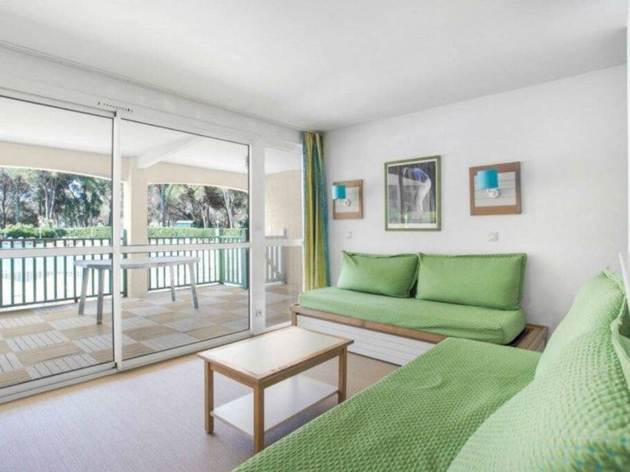 Bright living room with direct access to the terrasse
