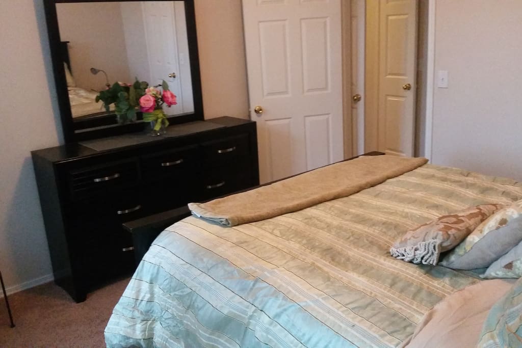 Bright and Spacious, walk-in closet, new furniture including mattress