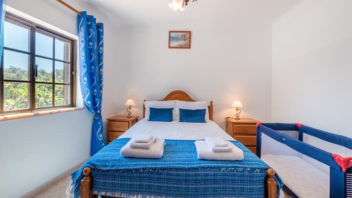 Ოთახი ორადგილიანი საწოლით. Საჭიროების შემთხვევაში ბავშვის საწოლი.