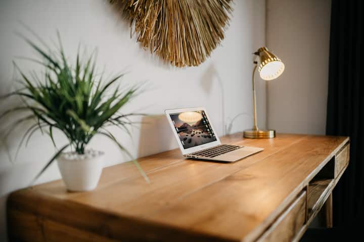 Pracovní stůl, pro případ, že bys měl/a pocit, že je to trochu práce. Máme připojení k wifi s 30 MB/s