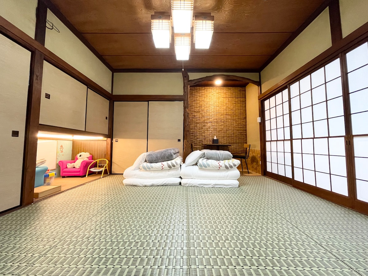 [Bedroom futon room]
4 ●futon mattresses
4 ●mattresses
●Comforter × 4
4 ●blankets

Kids Space