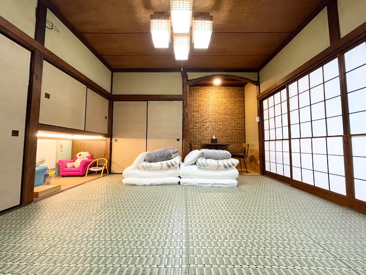 [Bedroom futon room]
4 ●futon mattresses
4 ●mattresses
●Comforter × 4
4 ●blankets

Kids Space