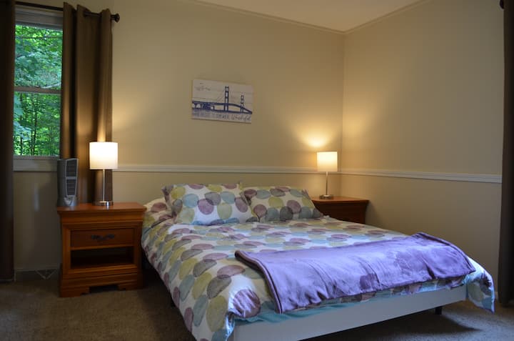 Chumba cha kulala: Kitanda aina ya Queen na Godoro la Povu la Kumbukumbu