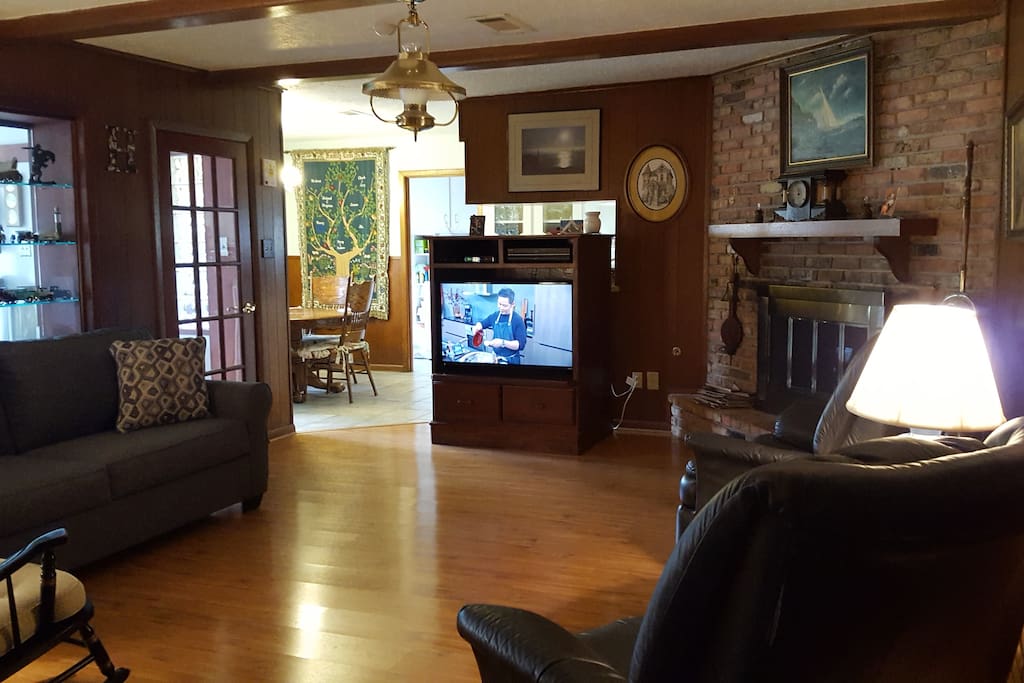 Warm, inviting den/breakfast area