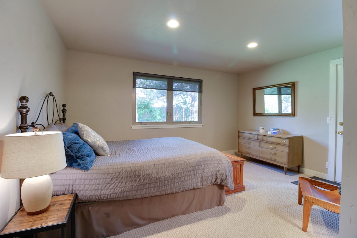 La suite queen tiene un delicioso colchón y entrada que conduce directamente a un patio privado y un jacuzzi.