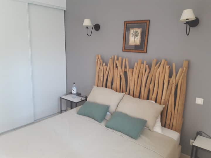 ห้องนอนสว่างสดใสพร้อมตู้เสื้อผ้าแบบวอล์กอิน