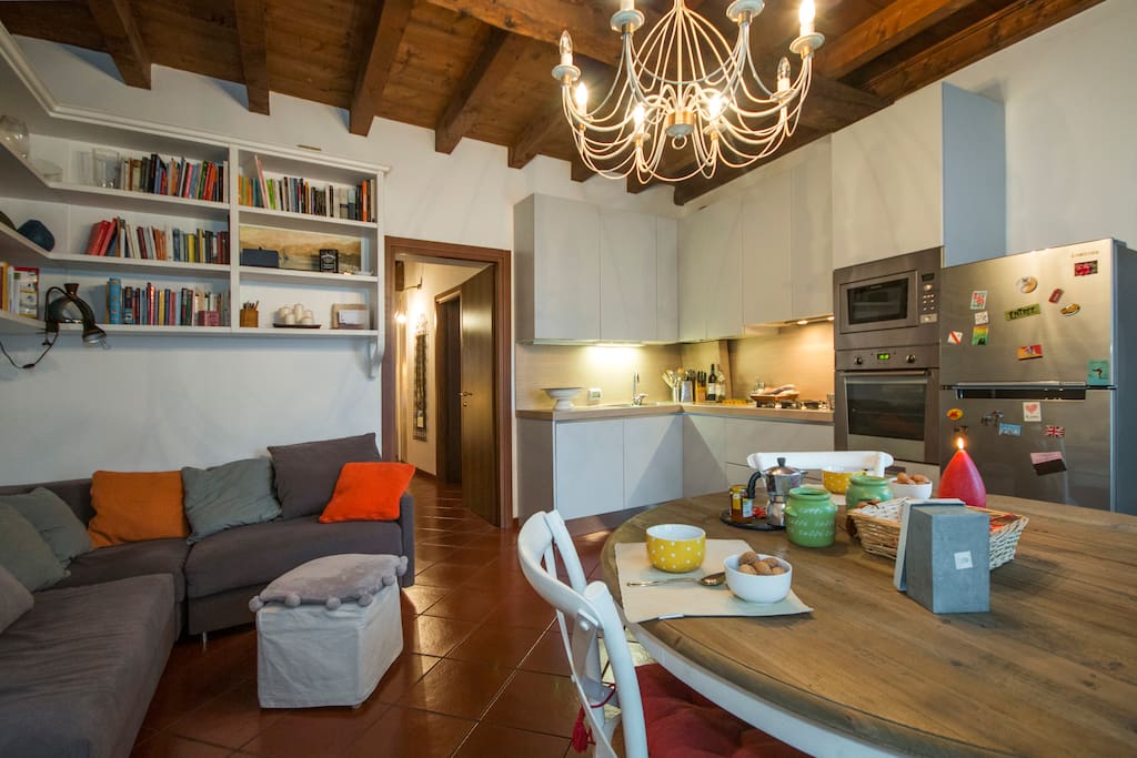 Entrata e sala da pranzo con cucina