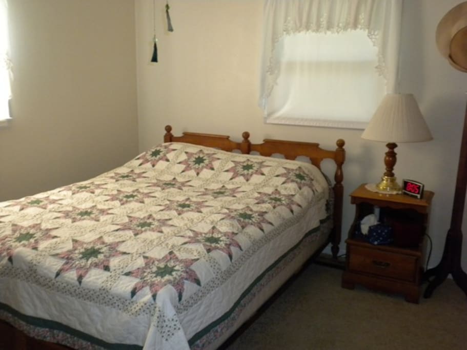 Bedroom 1- Queen bed