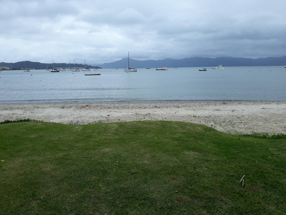 Praia em frente casa