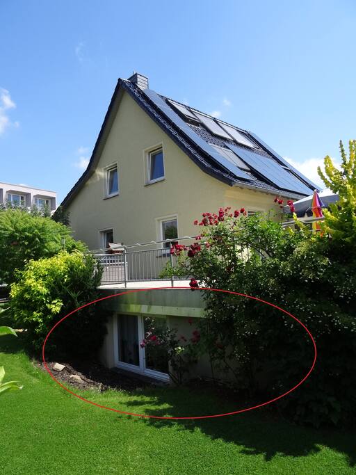 Unser Haus mit davor, im Souterain liegenden, Ferienwohnung (rot markiert)
