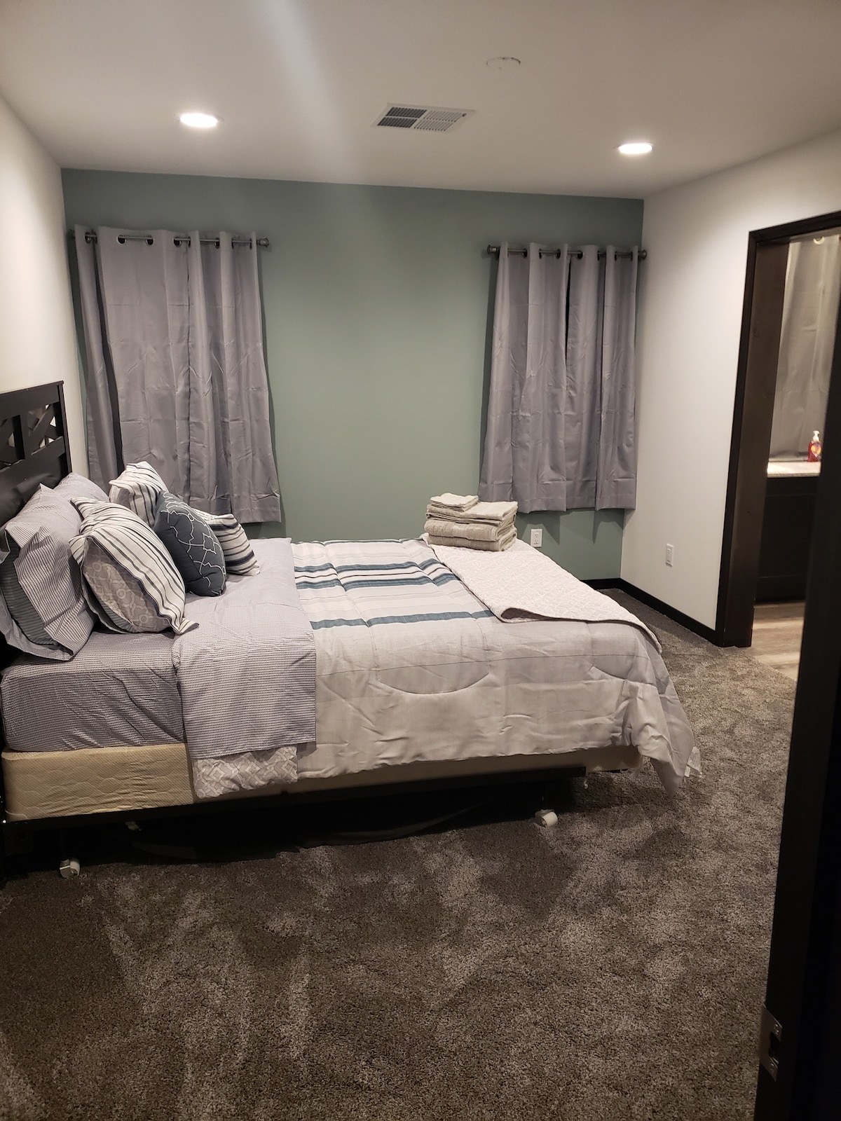 Ეს არის ჯეკის საძინებელი. Ეს არის ორადგილიანი საწოლი დიდი კარადით