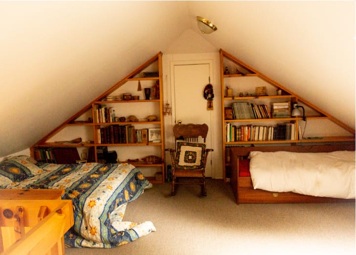 Priestor s otvorenou spálňou v podkroví