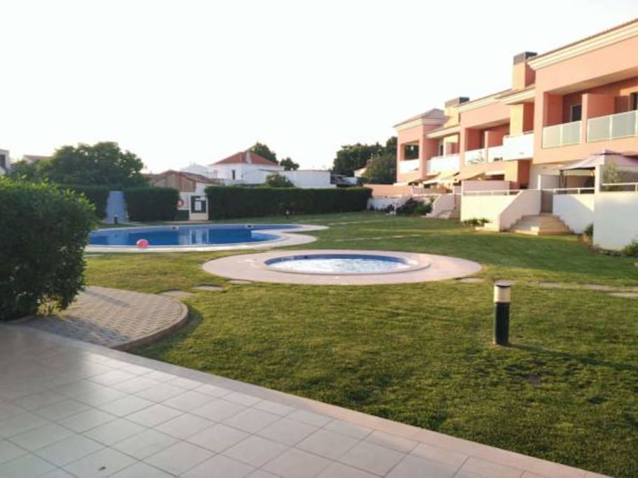 Jardim com piscina