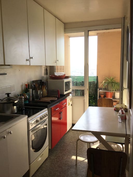 La cuisine avec accès au balcon