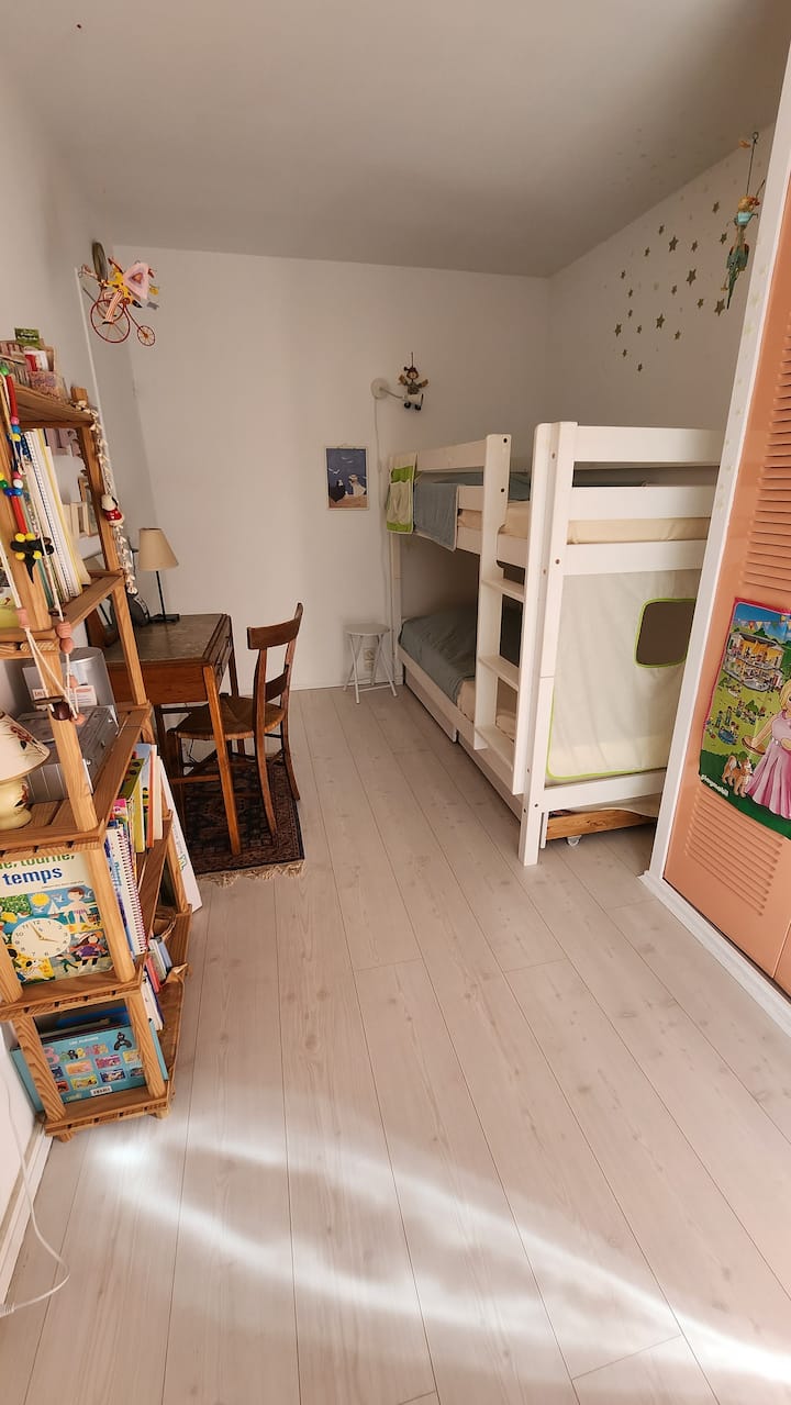 detská izba s 2 poschodovými posteľami, táto izba má výhľad na zadnú záhradu.
K dispozícii sú detské knihy.