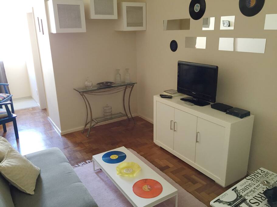 Sala com tv, wi-fi e sofá cama