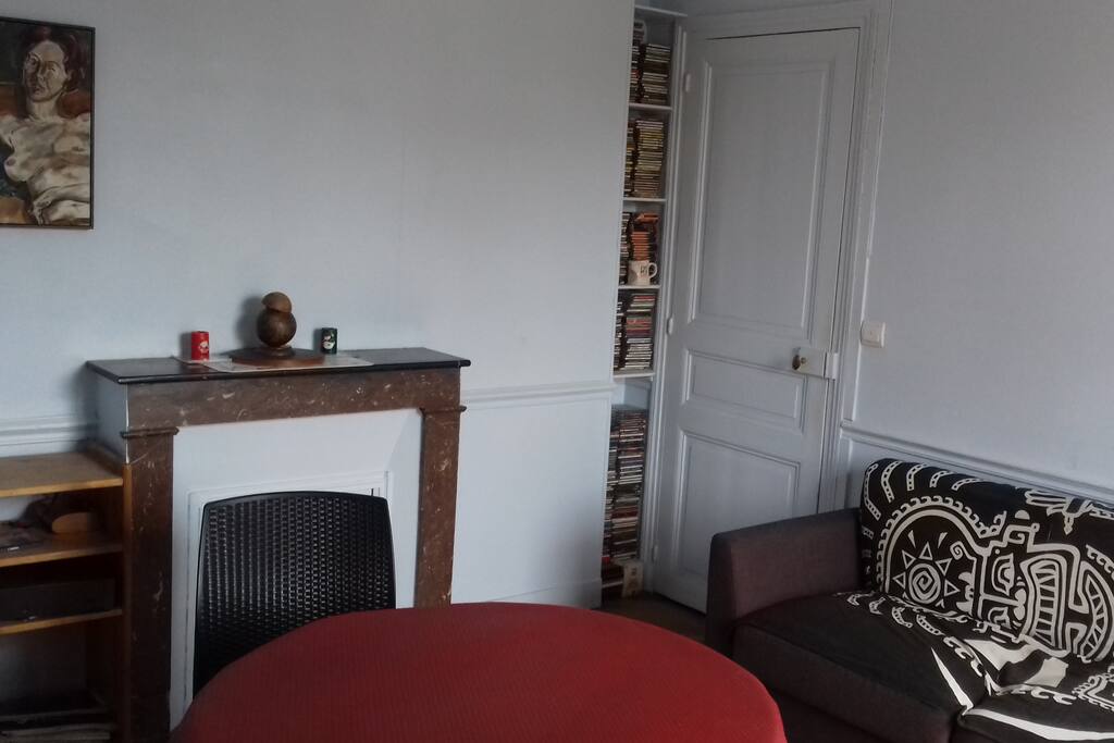 Séjour avec canapé table et chaise