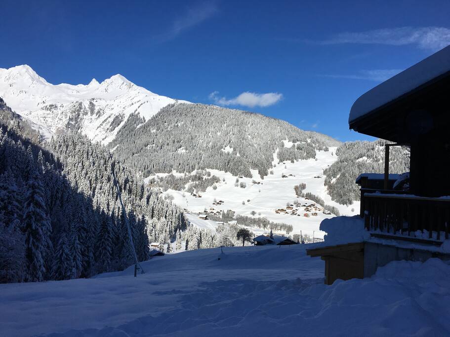 vue du chalet les perches depuis la piste
