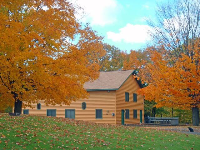 2 Story Town House Style Cabin on Thaines River