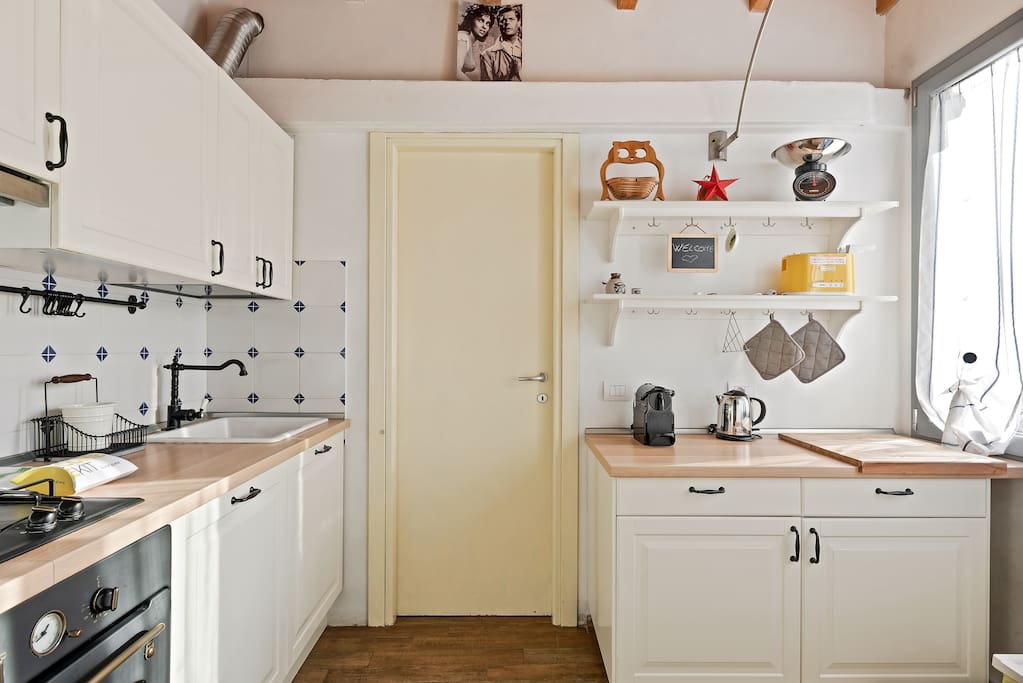 The equipped Kitchen with the welcome kit, the coffe machine, the kettle & the toaster